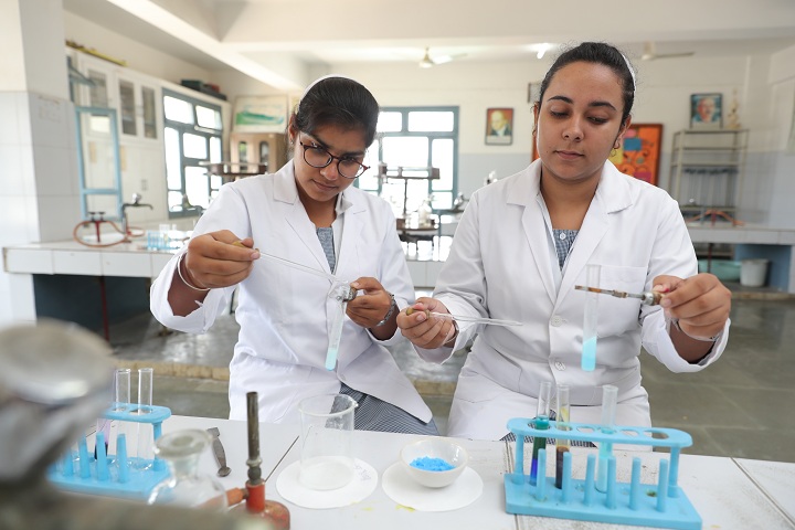 BCM Arya Model Senior Secondary School -Chemistry Lab