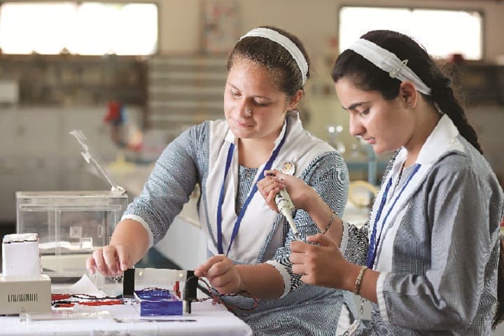 BCM Arya Model Senior Secondary School -Physics Lab