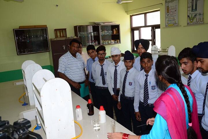 Bhai Mohri Ji Memorial Public Senior Secondary School-Chemistry Laboratory
