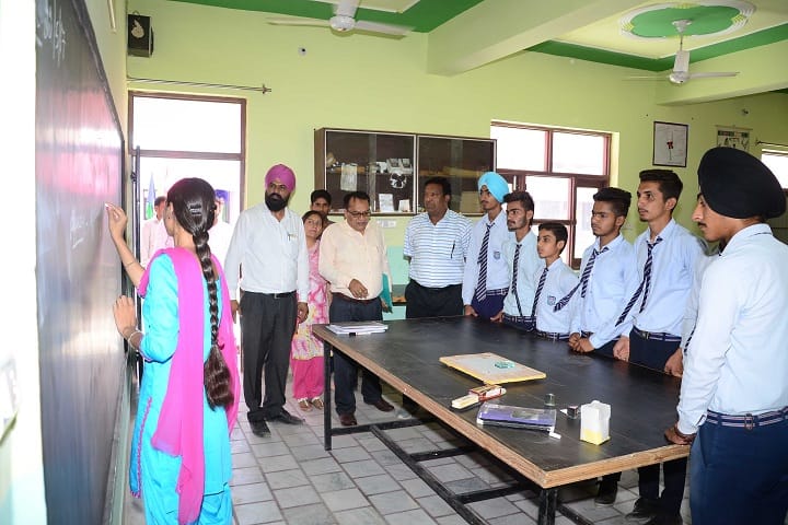 Bhai Mohri Ji Memorial Public Senior Secondary School-Science Laboratory