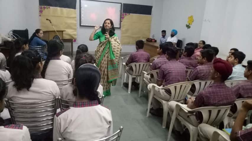 Dayanand Model Senior Secondary School-Smart Class