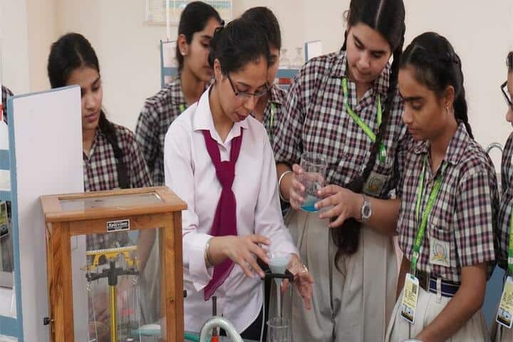 Delhi International School-Chemistry Lab