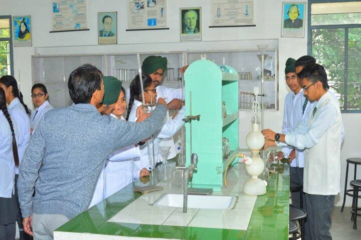 EMM AAR International School-Chemistry Lab
