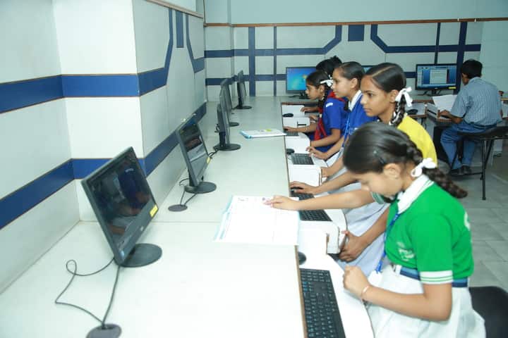 Everest Public Senior Secondary School-Computer Lab