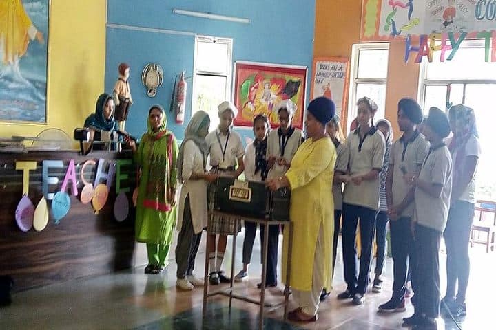 Guru Nanak Foundation Public School-Teachers Day Celebration