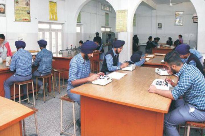 Gurunanak International Public School-Physics Lab
