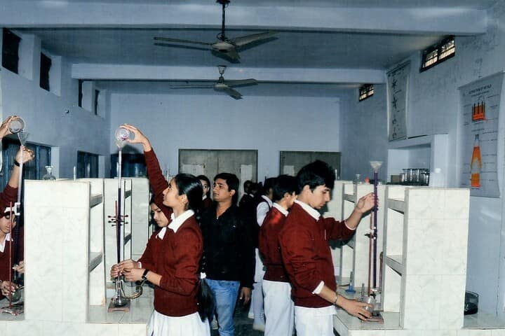 Maharana Partap Senior Secondary Adarsh Vidyalaya-Chemistry Lab