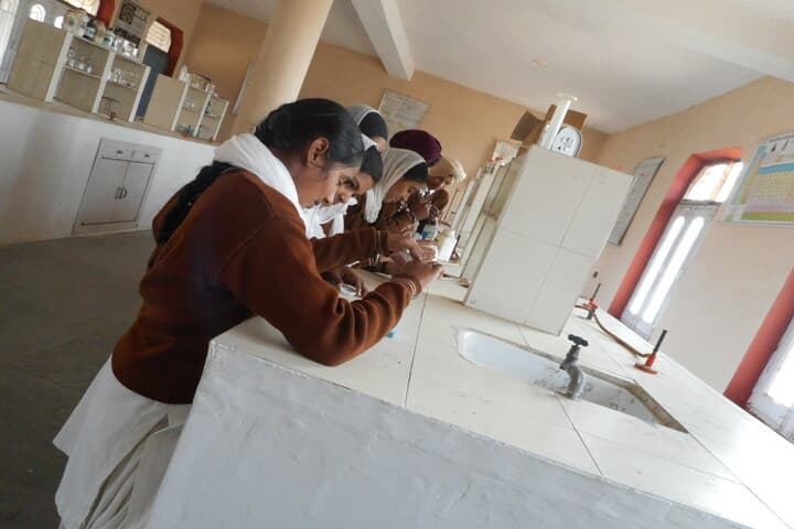 Sant Sar Public School-Chemistry Lab