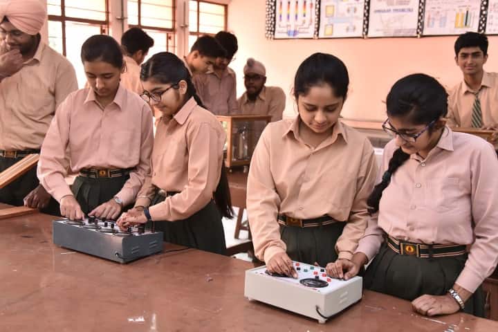 Swami Sant Dass Public School-Physics Lab