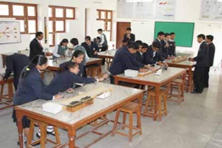Lala Kamlapat Singhania Education Centre-Physics Lab