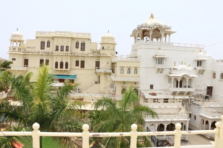 Rani Devendra Kumari Public School-Building