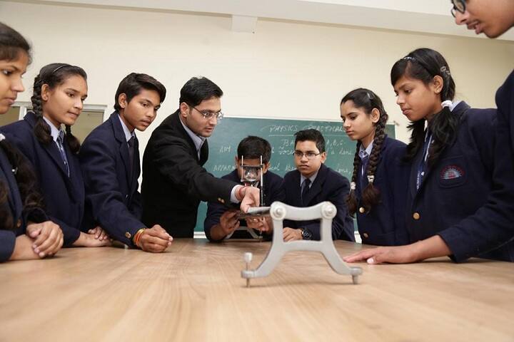 S R Public Senior Secondary School-Physics Lab