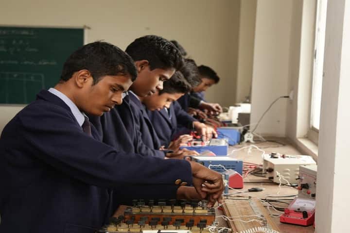 S R Public Senior Secondary School-Physics Lab1
