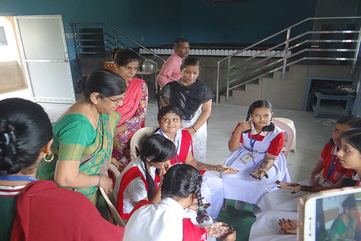 M S Memorial Public School- Inter House Mehandhi Competition