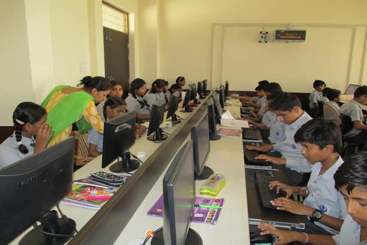 Shri Uttam Public School-IT-Lab with teacher