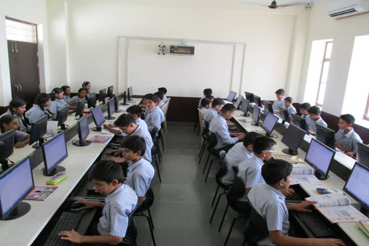 Shri Uttam Public School-IT-Lab