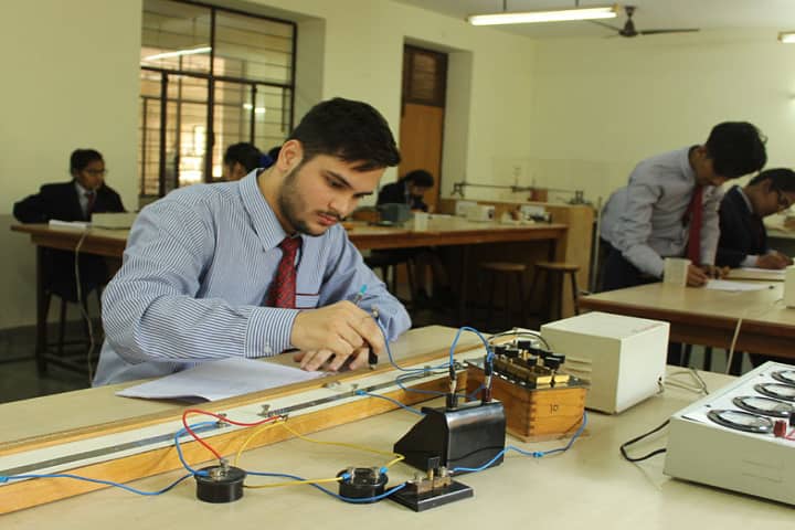 Sir Padam Pat Singhania School-Physics Lab