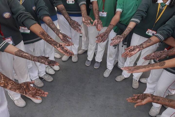 Swami Vivekanand Government Model School-Mehnndi Competition