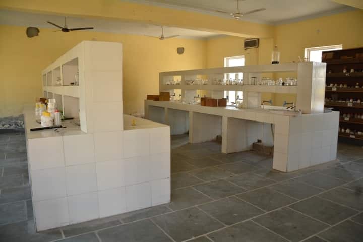 Vyapar Mandal Public School-Chemistry Lab