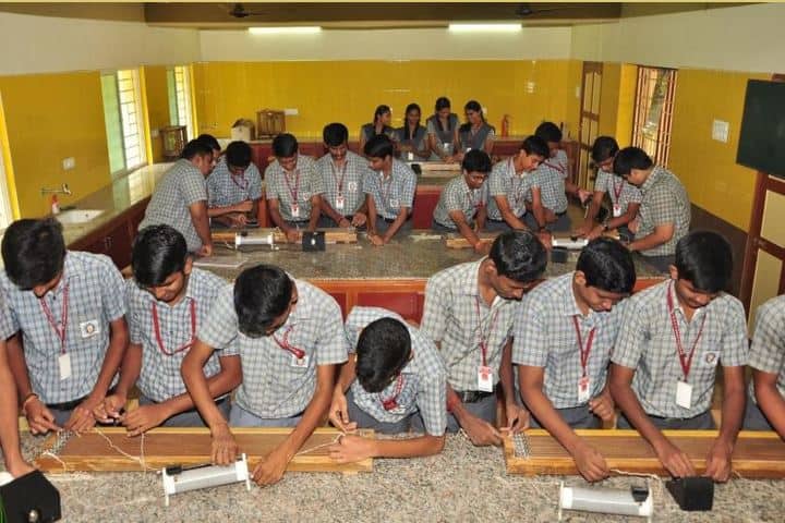 Dr Nalli Kuppuswamy Vivekananda Vidyalaya Junior College-Physics Lab