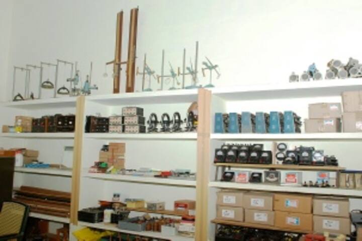 R S Krishnan Higher Secondary School - Physics Laboratories