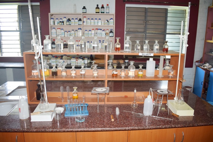 Sri Vinayaga Vidhyalaya School-Chemistry Lab