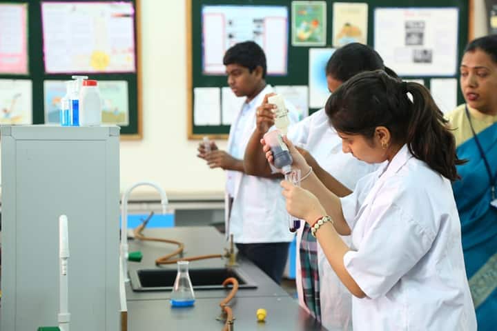 Niraj International School-Chemistry Lab