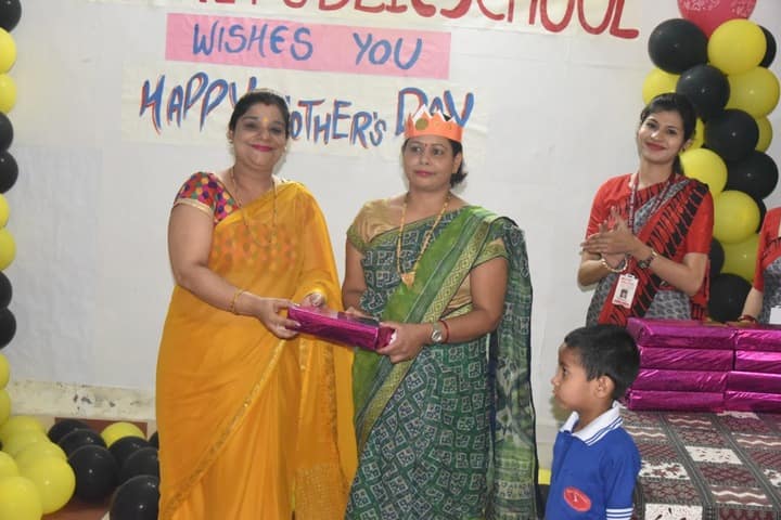 Alphine Public School - Prize Distribution On Mothers Day