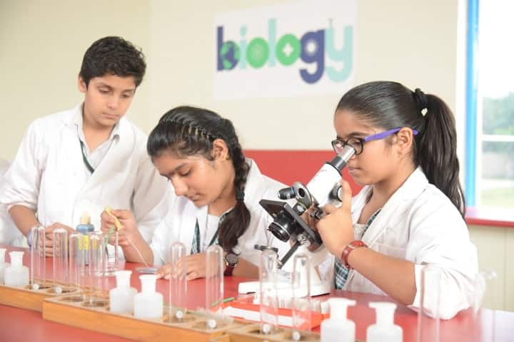 Delhi World Public School-Laboratory
