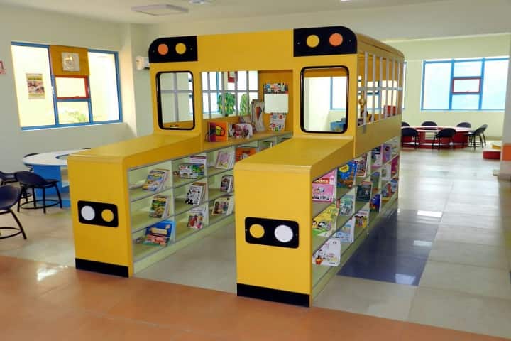 Delhi World Public School-Library2