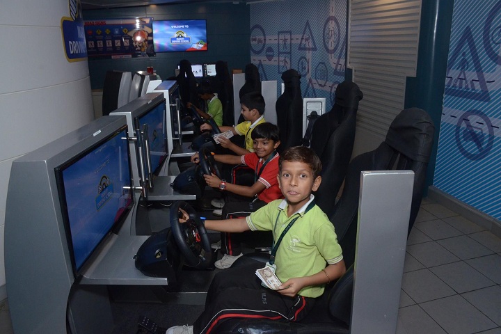 Dr MPS World School-IT-Lab with students