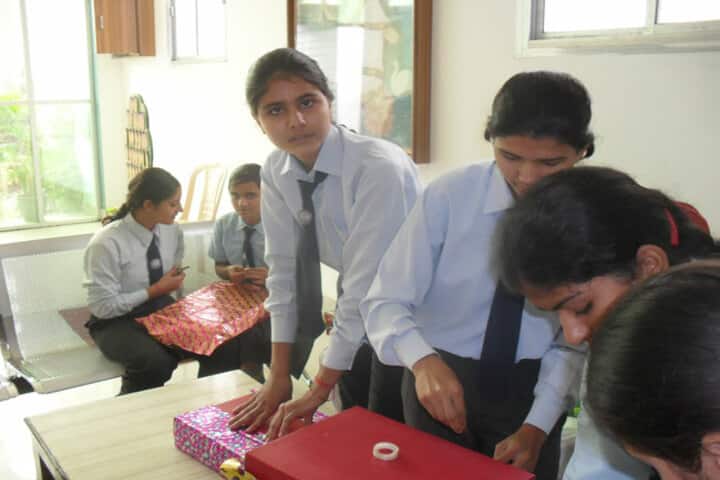 Florence Dale Public School-Prizes Packing