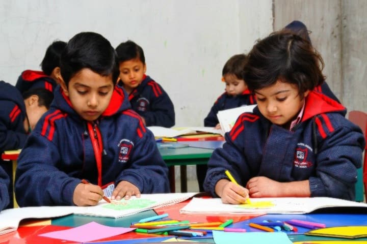 H L International School-Art