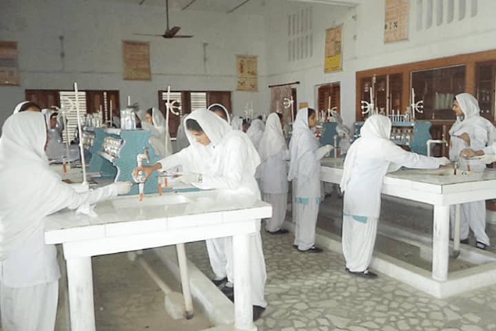 Hira Public School-Chemistry Lab