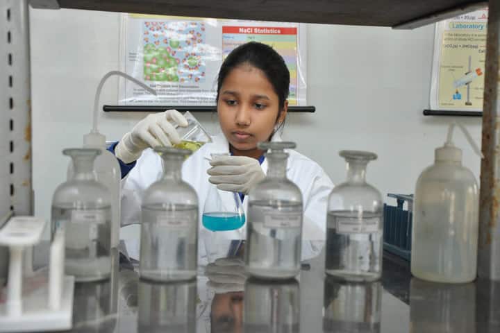 Khaitan Public School-Chemistry Lab