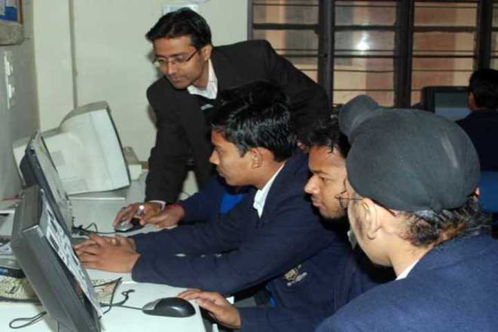 R R Morarka Pub School-computer lab