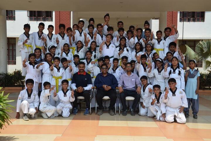 S R International School-Class Photo