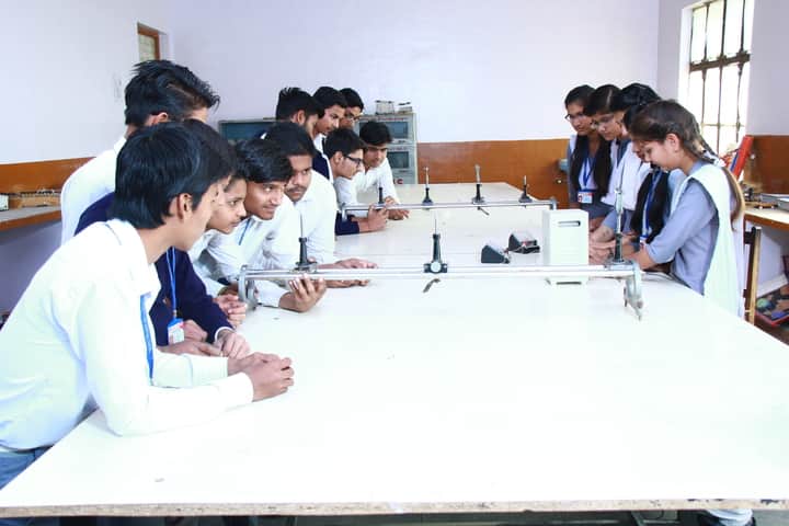 Saraswati Vidya Mandir Senior Secondary School-Physics Lab