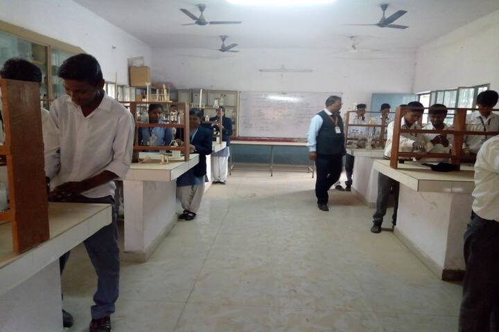 Saraswati Vidya Mandir-Physics Lab