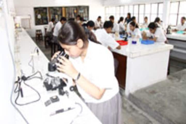 Seth M R Jaipuria School-Physics Lab