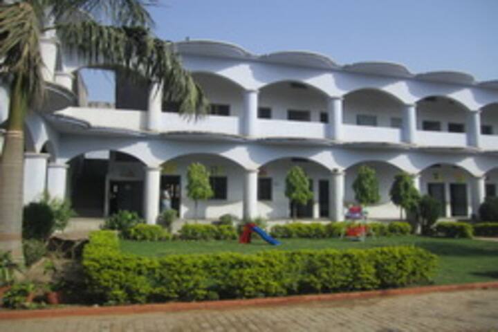 Shri Bihari Lal Kushwaha Memorial Oxford English School-Campus View