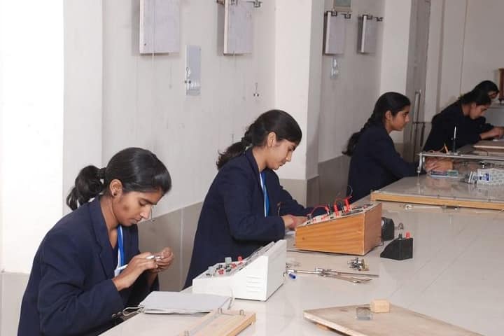 Smt Brahma Devi Saraswati Balika Vidya Mandir-Physics Lab