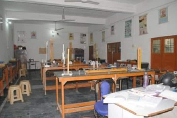 Uma Nath Singh Higher Secondary School-Physics Lab