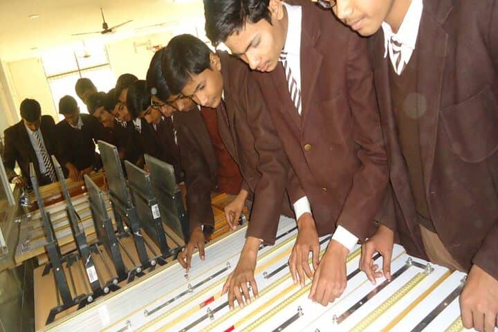 Vidyawati Nigam Memorial Public School-Physics Lab