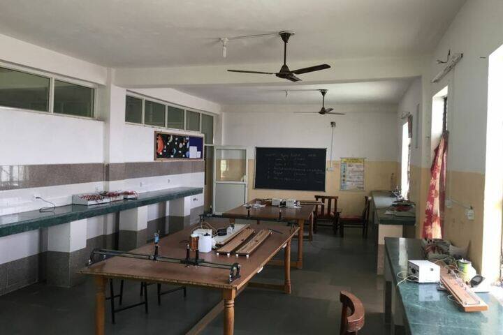 Vishal International School-Physics Lab