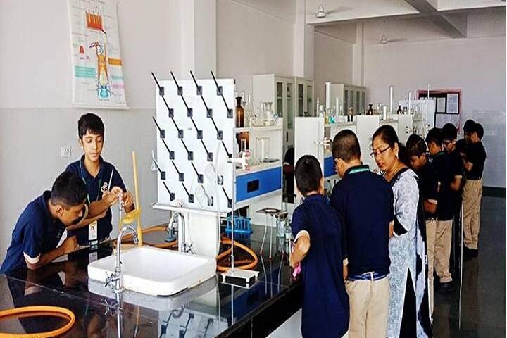 BrijMohan Lall Munjal Green Medows School-Chemistry Lab
