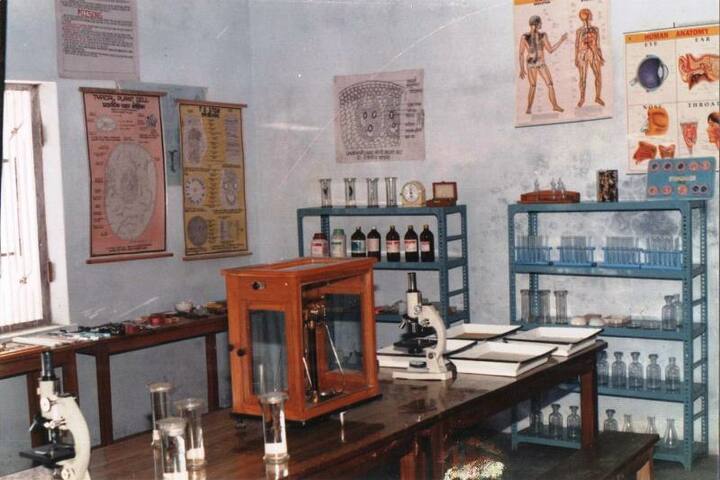 Dawa Rinjue School-Chemistry Lab