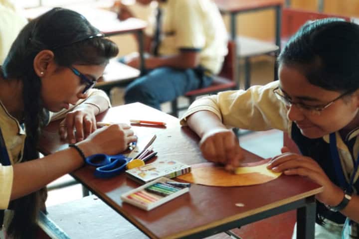 Diksha Rising Stars Public School-Art and Craft Class