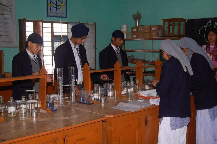 Shri Guru Nanak Academy-Chemistry Lab