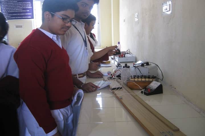 Manohari Devi Bajia Dav Public School-Physics Lab